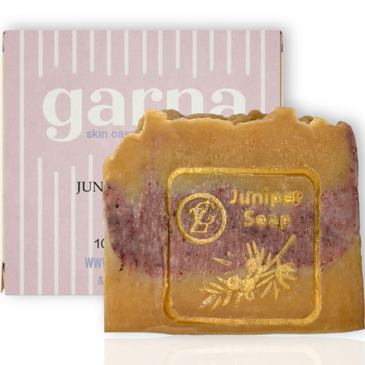 Barre de savon exfoliante aux herbes de genévrier 100 g par Garna | Nettoyant doux fabriqué à la main pour toutes les peaux | Exfoliation Naturelle